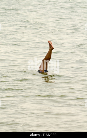 Macht einen Handstand im Meer Stockfoto