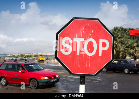 Afrika, Eritrea, Massawa, Tualud Island, Straßen, Stoppschild an Kreuzung zum Festland causeway Stockfoto