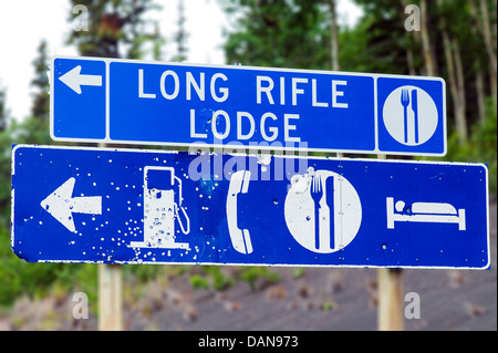 Langes Gewehr Lodge Straßenschild mit Einschusslöchern, Glen Highway; Highway 1, Alaska, USA Stockfoto