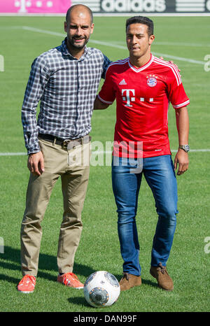 München, Deutschland. 16. Juli 2013. Münchens Trainer Pep Guardiola (L) stellt neue Spieler Thiago Alcantara (R) aus Spanien in München, Deutschland, 16. Juli 2013. Foto: MARC Müller/Dpa/Alamy Live News Stockfoto