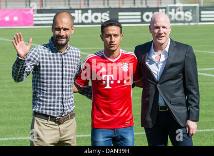 München, Deutschland. 16. Juli 2013. Münchens Trainer Pep Guardiola (L) und Sportdirektor Matthias Sammer (R) Einführung neuen Spieler Thiago Alcantara (C) aus Spanien in München, Deutschland, 16. Juli 2013. Foto: MARC Müller/Dpa/Alamy Live News Stockfoto