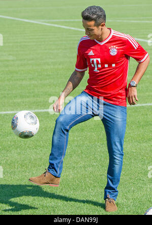 München, Deutschland. 16. Juli 2013. Münchens neue Spieler Thiago Alcantara aus Spanien spielt mit dem Ball bei seiner Einführung in München, Deutschland, 16. Juli 2013. Foto: MARC Müller/Dpa/Alamy Live News Stockfoto