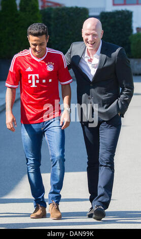 München, Deutschland. 16. Juli 2013. Münchens Sportdirektor Matthias Sammer (R) stellt neue Spieler Thiago Alcantara aus Spanien in München, Deutschland, 16. Juli 2013. Foto: MARC Müller/Dpa/Alamy Live News Stockfoto