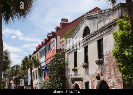 Malerische Hausfassaden mit Blumen,, historisches Viertel, Charleston, SC, USA Stockfoto