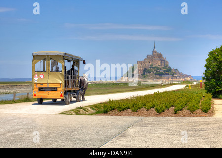 mit einer Pferdekutsche, Le Mont Saint-Michel, Avrachnes, Normandie, Frankreich Stockfoto