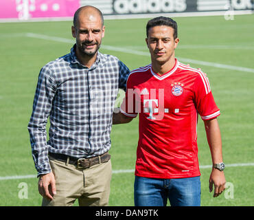 München, Deutschland. 16. Juli 2013. Münchens Trainer Pep Guardiola (L) stellt neue Spieler Thiago Alcantara (R) aus Spanien in München, Deutschland, 16. Juli 2013. Foto: MARC Müller/Dpa/Alamy Live News Stockfoto