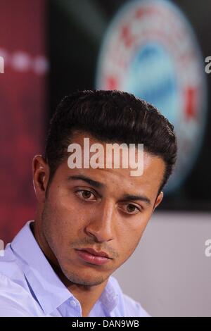 München, Deutschland. 16. Juli 2013. Bayern neue spanische Mittelfeldspieler Thiago Alcantara besucht eine Pressekonferenz für seine Einführung als neuer Spieler für die deutsche Bundesliga Soccer Club in München, Deutschland, 16. Juli 2013. Foto: Johannes Simon/Dpa/Alamy Live News Stockfoto