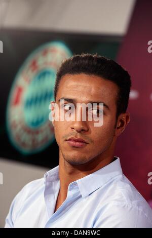 München, Deutschland. 16. Juli 2013. Bayern neue spanische Mittelfeldspieler Thiago Alcantara besucht eine Pressekonferenz für seine Einführung als neuer Spieler für die deutsche Bundesliga Soccer Club in München, Deutschland, 16. Juli 2013. Foto: Johannes Simon/Dpa/Alamy Live News Stockfoto