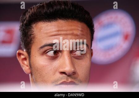 München, Deutschland. 16. Juli 2013. Bayern neue spanische Mittelfeldspieler Thiago Alcantara besucht eine Pressekonferenz für seine Einführung als neuer Spieler für die deutsche Bundesliga Soccer Club in München, Deutschland, 16. Juli 2013. Foto: Johannes Simon/Dpa/Alamy Live News Stockfoto