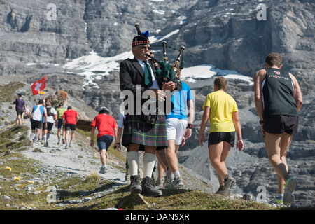 Europa, Schweiz, Schweizer Alpen, Berner Oberland, Unesco, Dudelsack Player unterstützt den Jungfrau marathon Stockfoto