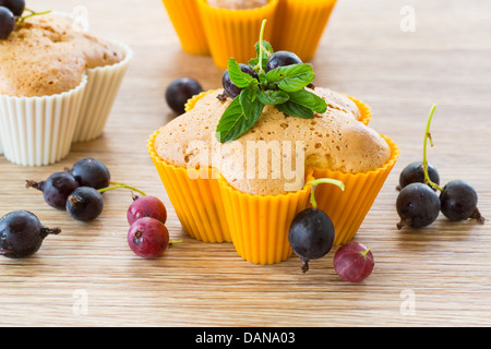 Muffins mit Johannisbeeren dekoriert mit Minze gefüllt Stockfoto