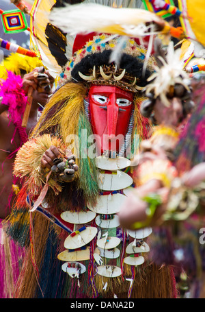 Mann gekleidet in bunten dekorativen Geist Kostüm mit einem roten Maske bei der Goroka Show in Papua-Neu-Guinea Stockfoto