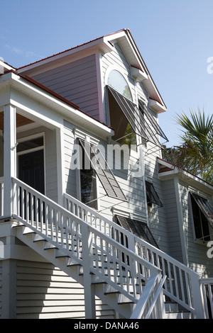 Stelzenhaus mit Hurrikan Fensterläden in South Carolina, USA Stockfoto