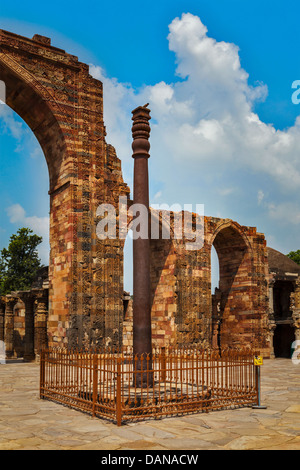 Eisen Säule Qutub Komplex - metallurgischen Neugier. Qutub Komplex, Delhi, Indien Stockfoto