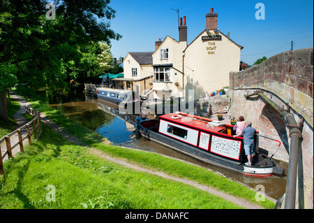 Ein Grachtenboot auf die Shropshire Union Canal von The Boat Inn Pub, Gnosall Brücke, Staffordshire Stockfoto