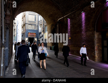 Der Eisenbahntunnel der Cannon Street-Viadukt in Clink Street, Heimat des Clink Prison Museum führt. Stockfoto