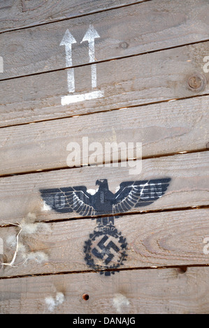 Chatham, Kent, England. Chatham Historic Dockyard. Wodden Kiste mit einheitlichen deutschen Adler und Hakenkreuz Stockfoto