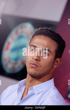 München, Deutschland. 16. Juli 2013. Bayern neue spanische Mittelfeldspieler Thiago Alcantara besucht eine Pressekonferenz für seine Einführung als neuer Spieler für die deutsche Bundesliga Soccer Club in München, Deutschland, 16. Juli 2013. Foto: Johannes Simon/Dpa/Alamy Live News Stockfoto