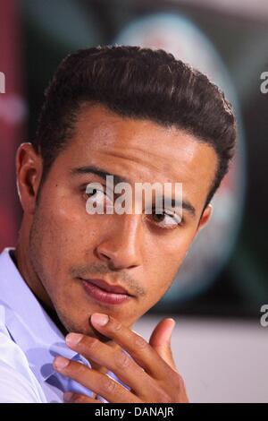 München, Deutschland. 16. Juli 2013. Bayern neue spanische Mittelfeldspieler Thiago Alcantara besucht eine Pressekonferenz für seine Einführung als neuer Spieler für die deutsche Bundesliga Soccer Club in München, Deutschland, 16. Juli 2013. Foto: Johannes Simon/Dpa/Alamy Live News Stockfoto