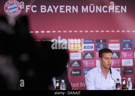 München, Deutschland. 16. Juli 2013. Bayern neue spanische Mittelfeldspieler Thiago Alcantara besucht eine Pressekonferenz für seine Einführung als neuer Spieler für die deutsche Bundesliga Soccer Club in München, Deutschland, 16. Juli 2013. Foto: Johannes Simon/Dpa/Alamy Live News Stockfoto