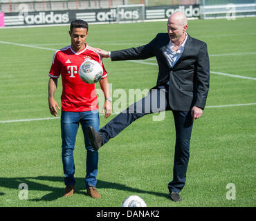 München, Deutschland. 16. Juli 2013. Münchens Sportdirektor Matthias Sammer (R) stellt neue Spieler Thiago Alcantara aus Spanien in München, Deutschland, 16. Juli 2013. Foto: MARC Müller/Dpa/Alamy Live News Stockfoto