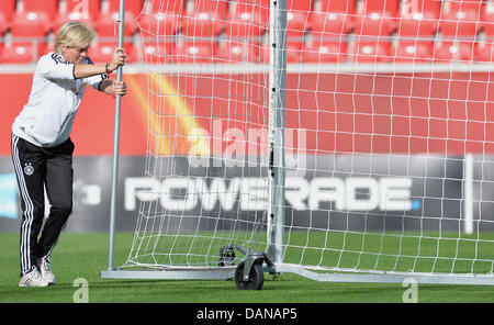 Deutschlands Trainer Silvia Neid nimmt Teil an einer Schulung für die UEFA Women's Euro in Kalmar Arena in Kalmar, Schweden, 16. Juli 2013. Foto: CARMEN JASPERSEN Stockfoto