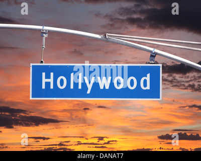 Hollywood Blvd overhead Straßenschild mit Sonnenuntergang Himmel. Stockfoto