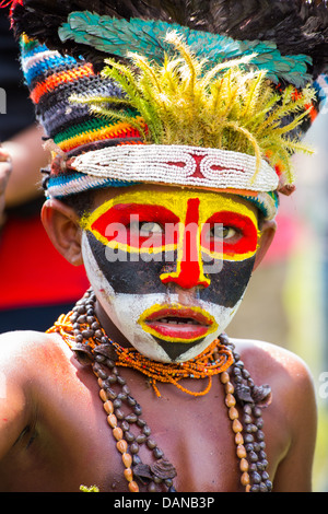 Kleiner Junge mit seinem Gesicht bemalt und tragen einen Stammes-Kopfschmuck in Goroka Show im Hochland von Papua-Neu-Guinea Stockfoto