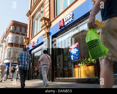 Ein Zweig der Metro Bank auf Tottenham Court Road, London, UK Stockfoto