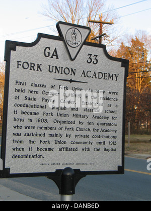 FORK UNION ACADEMY ersten Klassen der Fork Union Academy wurden hier 15. Oktober 1898, in der Residenz von Susie Payne Cooper statt. Als einer koedukativen englischen und klassischen Schule gegründet, wurde es im Jahre 1903 Fork Union Military Academy für Jungen. Organisiert von zehn bürgen Gabel Kirche angehörten, wurde die Akademie vor allem durch private Beiträge aus der Gabel Union Community bis 1913 getragen wenn es mit der Bezeichnung Täufer angegliedert wurde. Virginia historische Landmarks Commission, 1983 Stockfoto