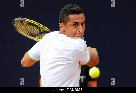 Hamburg, Deutschland. 16. Juli 2013. Spaniens Nicolas Almagro reagiert nach dem Punkt in der zweiten Vorrundenspiel gegen Deutschlands Kamke an der Bet-at-Home open Teil der ATP World Tour 500 am Am Rothenbaum in Hamburg, Deutschland, 16. Juli 2013. Foto: AXEL HEIMKEN/Dpa/Alamy Live News Stockfoto