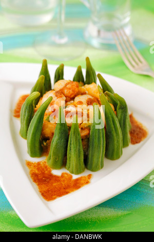 Okra mit Garnelen. Rezept zur Verfügung. Stockfoto