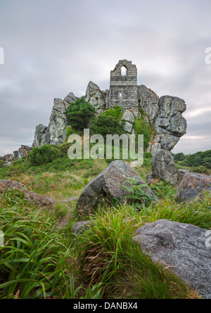 Eine alte verfallene Kapelle hoch oben auf einer felsigen Granit Felsen bekannt wie Roche Rock in Mitte Cornwall befindet sich. Stockfoto