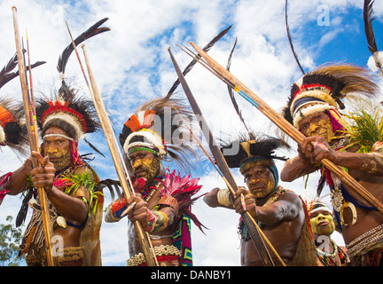 Frauen aus der Kaubaro Siane Stammes-Gruppe tragen traditionelle Kleidung und Tanz in Goroka Festival Papua-Neu-Guinea. Stockfoto