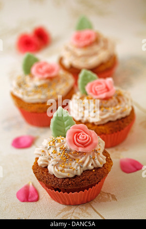 Rosen-Cupcakes. Rezept zur Verfügung. Stockfoto