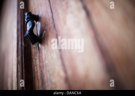 Ein Türklopfer in Form einer Hand auf eine alte Tür von Oaxaca. Stockfoto