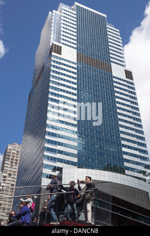 Touristen und Architektur in Times Square, New York Stockfoto