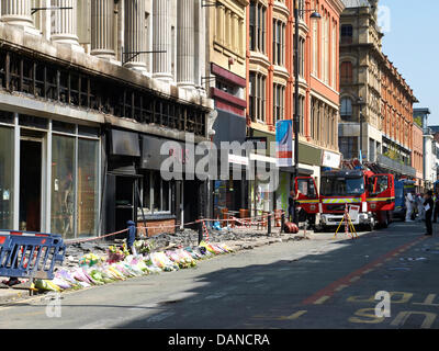 Manchester, Großbritannien. 16th. Juli 2013. Pauls Friseurladen in der Oldham Street, der am Samstag, dem 13th. Juli, durch einen Brand zerstört wurde, als ein Feuerwehrmann sein Leben verlor. Die Brandausbreitung wird immer weiter untersucht. Stockfoto