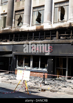 Manchester, Großbritannien. 16th. Juli 2013. Pauls Friseurladen in der Oldham Street, der am Samstag, dem 13th. Juli, durch einen Brand zerstört wurde, als ein Feuerwehrmann sein Leben verlor. Stockfoto