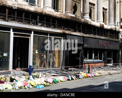 Manchester, Großbritannien. 16th. Juli 2013. Pauls Friseurladen in der Oldham Street, der am Samstag, dem 13th. Juli, durch einen Brand zerstört wurde, als ein Feuerwehrmann sein Leben verlor. Stockfoto