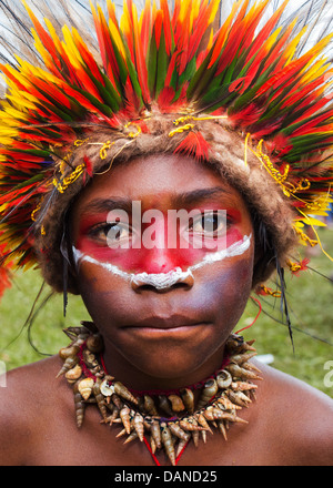 Jungen tragen einen bunten Kopfschmuck aus Saphirlori Federn aus Goroka Show, Papua-Neu-Guinea Stockfoto