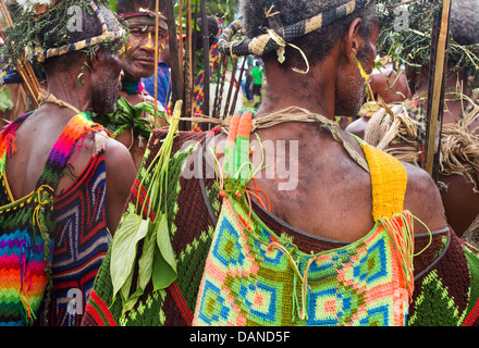 Gruppe von Stammesangehörigen gekleidet in traditioneller Tracht, Bilums trägt und hält Pfeil und Bogen, Goroka Show, Papua-Neu-Guinea Stockfoto