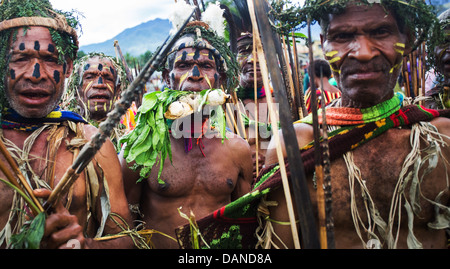 Gruppe von Stammesangehörigen in Tracht gekleidet und hält Pfeil und Bogen, Goroka Show, Papua-Neu-Guinea. Stockfoto