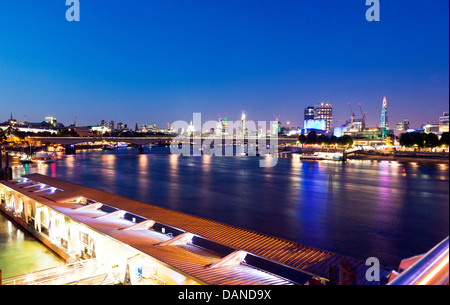 Thames Sonnenuntergang von Hungerford Bridge Nacht London UK Stockfoto