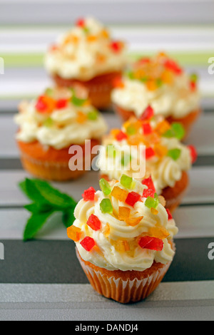 Cupcakes mit kandierten Früchten. Rezept zur Verfügung. Stockfoto