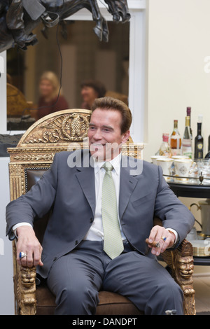 SANTA MONICA CA. - Schauspieler/Gouverneur Arnold Schwarzenegger am 31. Januar 2008 in Santa Monica, Kalifornien interviewt. Stockfoto