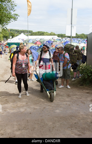 Börsenspekulanten verlassen das Glastonbury Festival 2013, Somerset, England, Vereinigtes Königreich. Stockfoto