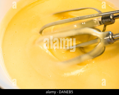 Kuchenteig in Schüssel mit Vintage Schläger Stockfoto