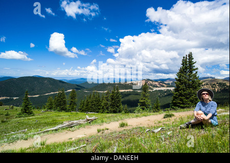 Einsame Frau anhalten, um die Aussicht, Monarch Crest Trail, zentralen Colorado, USA Stockfoto