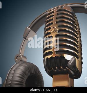 Kopfhörer auf einem klassischen Mikrofon. Stockfoto